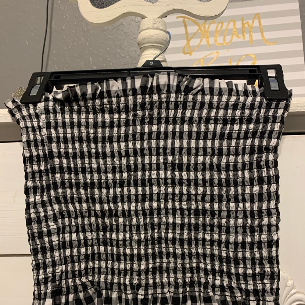 Tilly’s strapless crop top